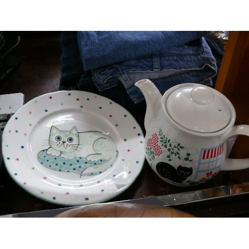 269 - A SADLER CAT TEAPOT PLUS A HANDPAINTED CAT PLATE