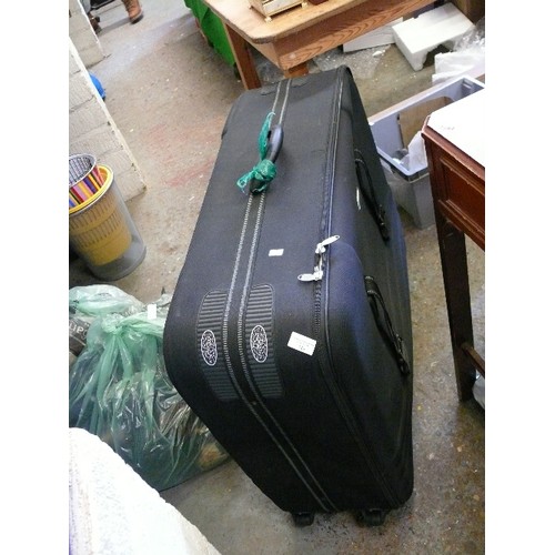 343 - A LARGE GOOD QUALITY BLACK SUITCASE