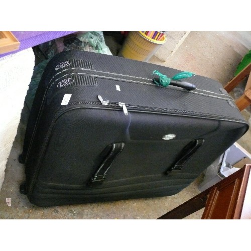 343 - A LARGE GOOD QUALITY BLACK SUITCASE