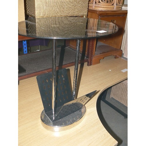 375 - MODERN GLASS SIDE TABLE WITH MAGAZINE RACK AT BASE