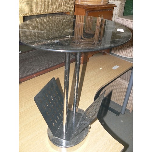 375 - MODERN GLASS SIDE TABLE WITH MAGAZINE RACK AT BASE