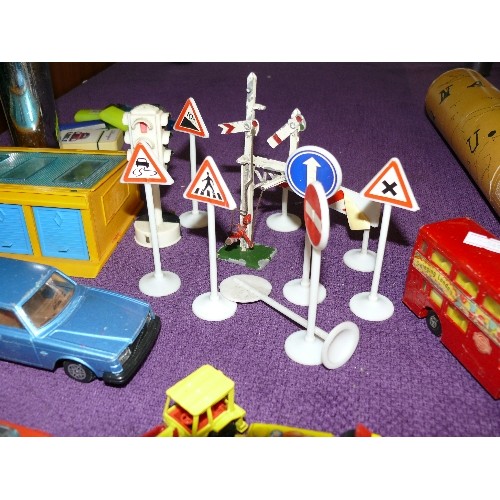 162 - A SELECTION OF DIE CAST VEHICLES TO INCLUDE CARS, BUS, FIRE ENGINES ETC. BY DINKY, CORGI AND MATCHBO... 