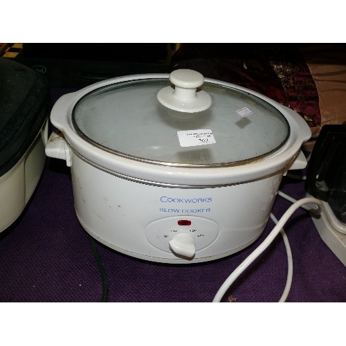 262 - A LARGE COOKWORKS SLOWCOOKER