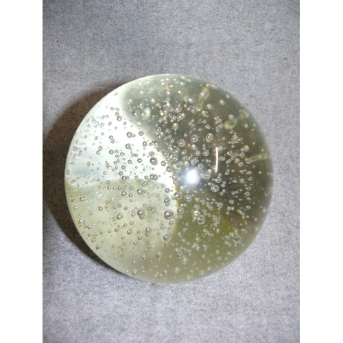 129 - A LARGE BUBBLE EFFECT GLASS PAPERWEIGHT