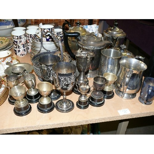 279 - A NICE SELECTION OF SILVER PLATE WARE TO INCLUDE TEAPOTS, TANKARDS, TROPHIES ETC