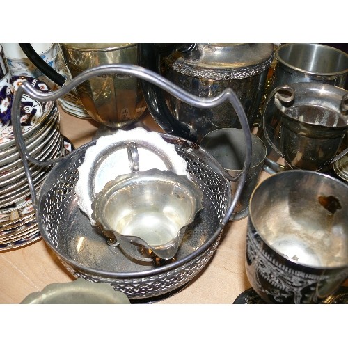 279 - A NICE SELECTION OF SILVER PLATE WARE TO INCLUDE TEAPOTS, TANKARDS, TROPHIES ETC