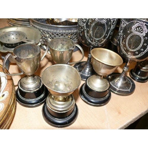 279 - A NICE SELECTION OF SILVER PLATE WARE TO INCLUDE TEAPOTS, TANKARDS, TROPHIES ETC