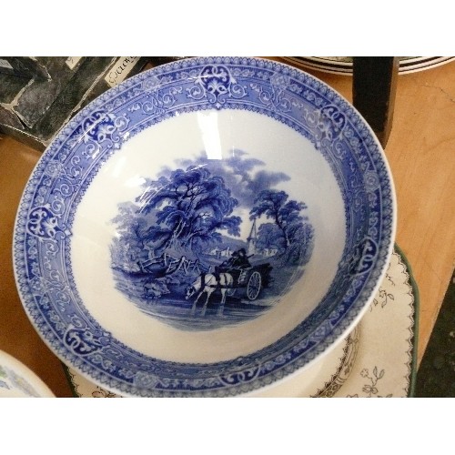 284 - A SELECTION OF VINTAGE BOWLS TO INCLUDE NEWHALL AND MASON'S AND A COPELAND SPODE PLATTER