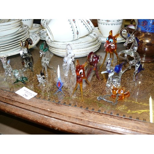 290 - A SELECTION OF LOVELY MINIATURE GLASS ANIMAL FIGURES TO INCLUDE DEERS, DOGS, SQUIRREL, ELEPHANT, HOR... 