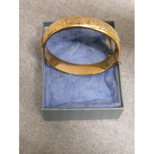 27 - A LOVLEY 9ct GOLD BANGLE BRACELET ENGRAVED ON ONE SIDE 18.54gr