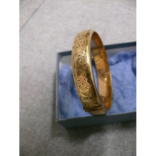 27 - A LOVLEY 9ct GOLD BANGLE BRACELET ENGRAVED ON ONE SIDE 18.54gr