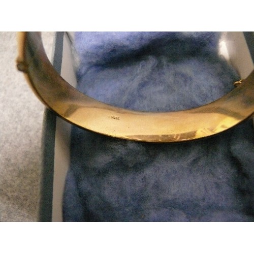 27 - A LOVLEY 9ct GOLD BANGLE BRACELET ENGRAVED ON ONE SIDE 18.54gr