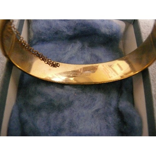 27 - A LOVLEY 9ct GOLD BANGLE BRACELET ENGRAVED ON ONE SIDE 18.54gr