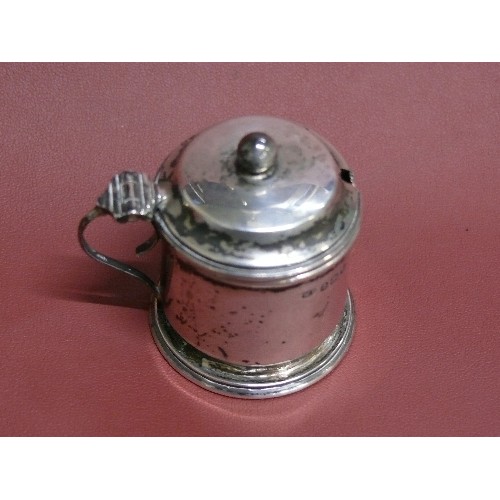 28 - A EARLY SOLID SILVER MUSTARD POT WITH BLUE LINER MADE BIRMINGHAM 1915 BY WILLIAM DAVENPORT