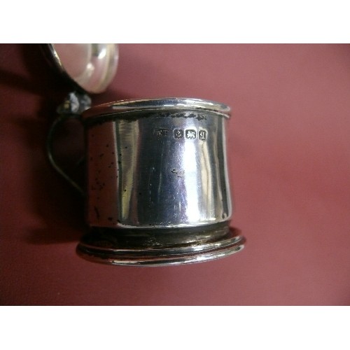 28 - A EARLY SOLID SILVER MUSTARD POT WITH BLUE LINER MADE BIRMINGHAM 1915 BY WILLIAM DAVENPORT