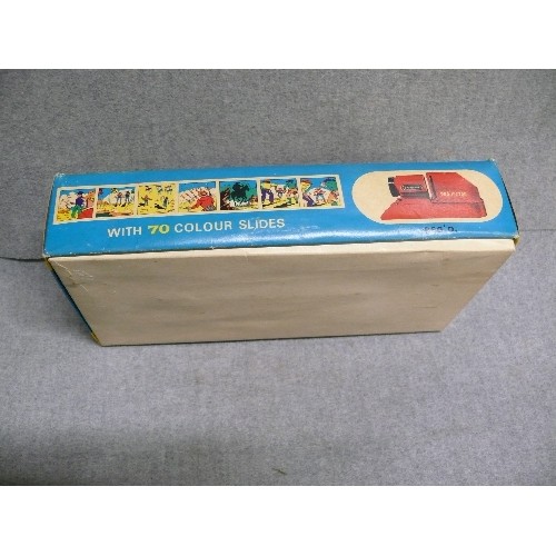 86A - A VINTAGE BOXED FORTUNA BATTERY OPERATED PLASTIC TOY PROJECTOR PLUS 6 VINTAGE BOYS BOOKS