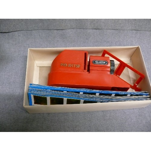 86A - A VINTAGE BOXED FORTUNA BATTERY OPERATED PLASTIC TOY PROJECTOR PLUS 6 VINTAGE BOYS BOOKS