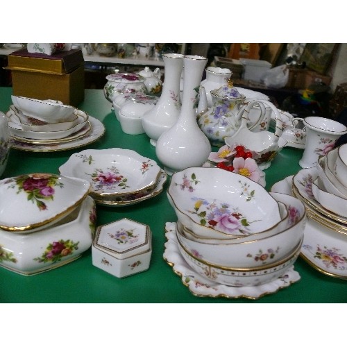 328 - A NICE SELECTION OF DECORATIVE CHINA PIECES, MOSTLY ROYAL CROWN DERBY