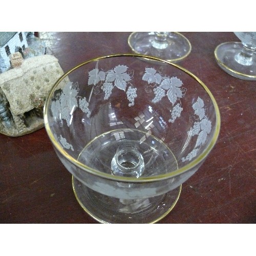 305 - RETRO CLEAR WITH LUSTRE JUG AND MATCHING GLASSES ALSO 6 SUNDAE DISHES WITH GRAPE ETCHING AND GILT RI... 