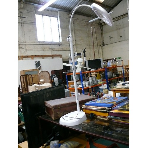 337 - WHITE TASK/READING LAMP WITH FLEXIBLE ARM AND ADJUSTABLE HEIGHT/ WORKING