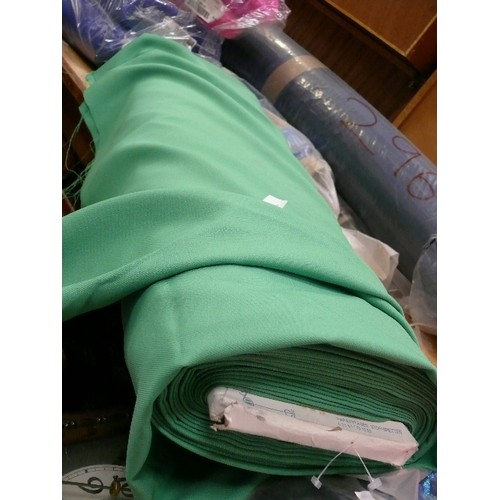 356 - 1 X ROLL OF GREEN POLYESTER TWILL 15M