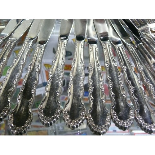 62 - A COMPLETE CUTLERY SET OF 6 PLACE SETTINGS BY ONEIDA SILVER SMITHS, INCLUDING FISH SET AND SERVING S... 