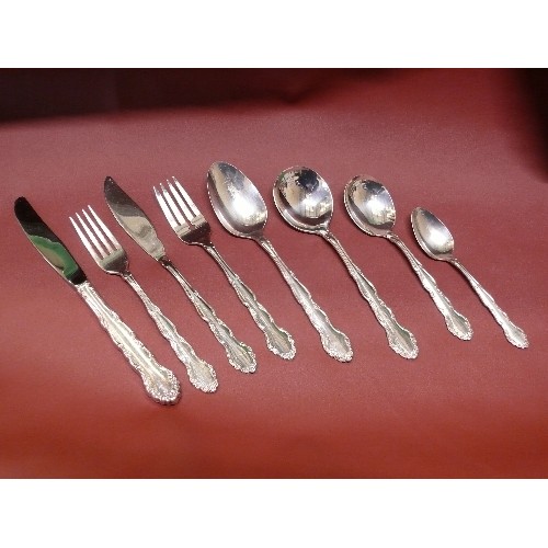 62 - A COMPLETE CUTLERY SET OF 6 PLACE SETTINGS BY ONEIDA SILVER SMITHS, INCLUDING FISH SET AND SERVING S... 