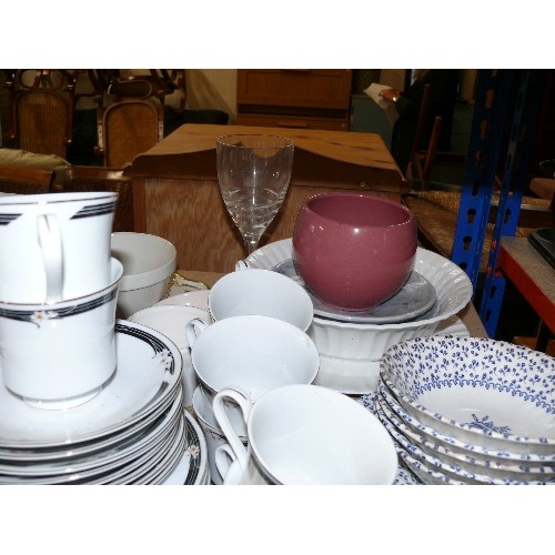 368 - SHELF OF GOOD QUALITY CHINA INCLUDING - ROSE BOUQUET, ROYAL VITORIA PLATES AND BOWLS, RAYWARE ETC.