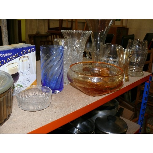 372 - SHELF OF GLASSWARE - TO INCUDE A BUBBLE AMBER BOWL, RAYWARE CLASSIC, GOLD COFFEE GLASS MUGS ETC