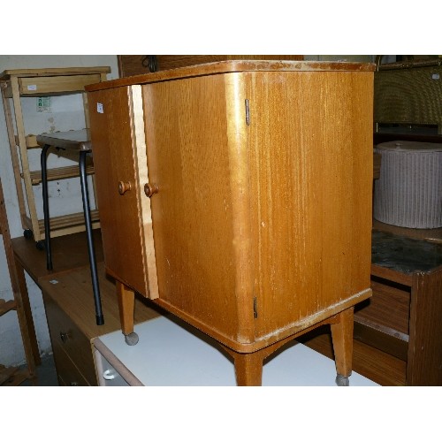 411 - SMALL VENEERED VINTAGE CUPBOARD ON CASTORS