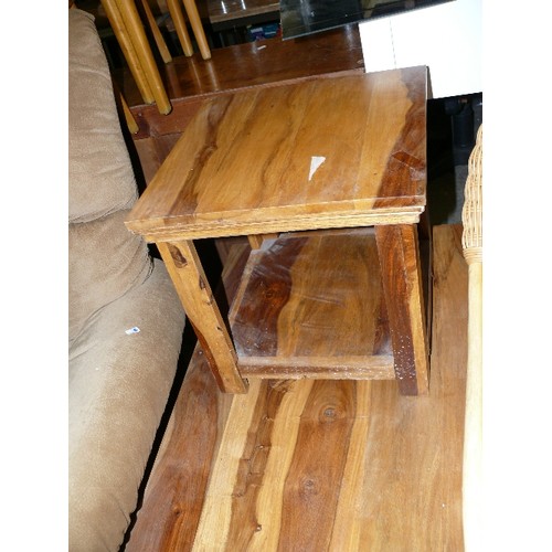 421 - RUSTIC SOLID WOOD 2 TIER COFFEE TABLE AND A MATCHING LAMP TABLE