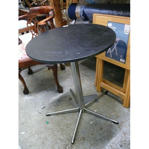 427 - CIRCULAR TABLE ON CHROME PEDESTAL WITH  BLACK LEATHER EFFECT TOP