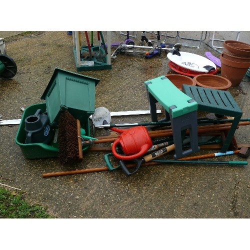 473 - QUANTITY OF LONG HANDLES TOOLs AND GARDEN KNEELER ETC