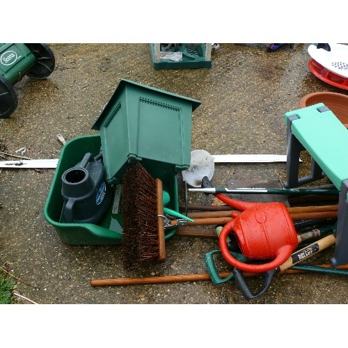 473 - QUANTITY OF LONG HANDLES TOOLs AND GARDEN KNEELER ETC