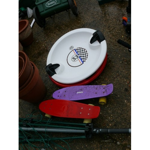 471 - 2 SKATEBOARDS  AND 2 ROUND SLEDGES