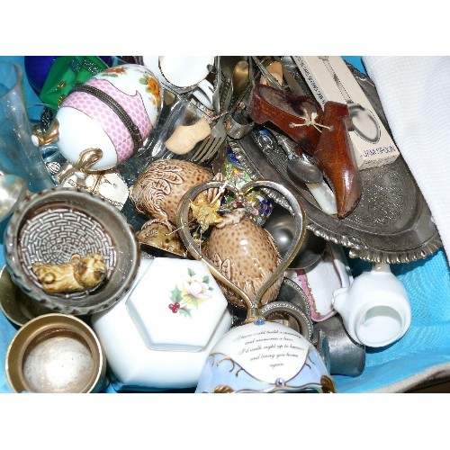 312 - A BASKET OF VARIOUS COLLECTABLE ITEMS TO INCLUDE WADE PIN DISH, BESWICK HAGGIS DECANTERS, SILVER PLA... 