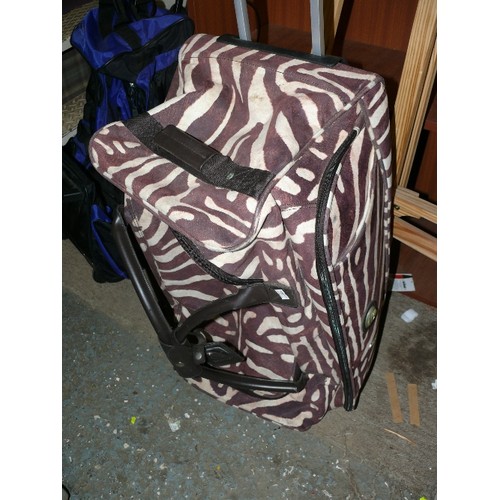 174 - A LARGE WHEELED ZEBRA STRIPED HOLDALL BY 'DOMO'