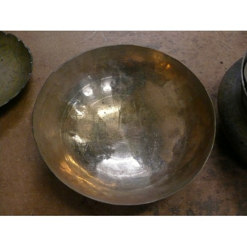 219 - 5 VARIOUS BRASS BOWLS/DISHES