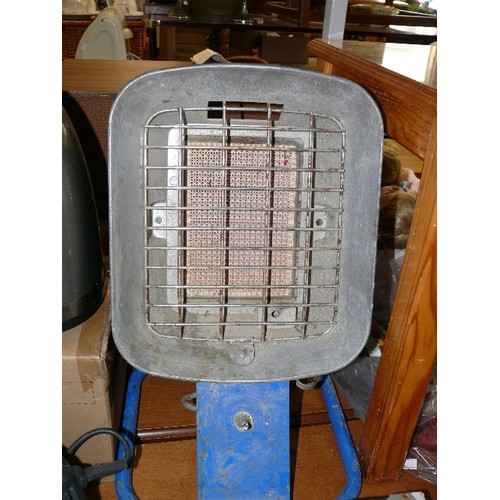 317 - A VINTAGE SITE GAS HEATER