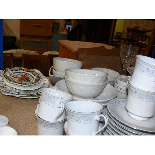 368 - SHELF OF GOOD QUALITY CHINA INCLUDING - ROSE BOUQUET, ROYAL VITORIA PLATES AND BOWLS, RAYWARE ETC.