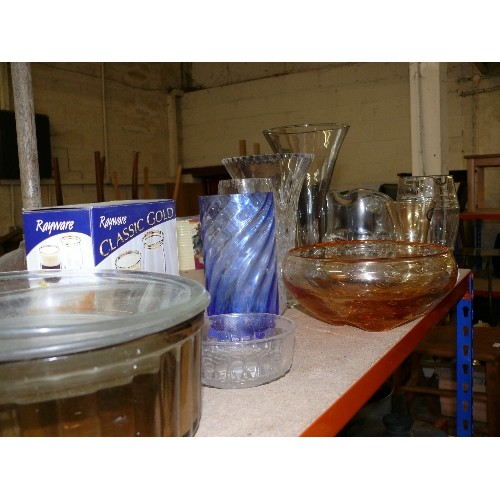 372 - SHELF OF GLASSWARE - TO INCUDE A BUBBLE AMBER BOWL, RAYWARE CLASSIC, GOLD COFFEE GLASS MUGS ETC