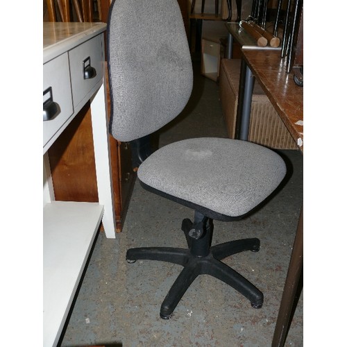 402 - SWIVEL OFFICE CHAIR IN GREY