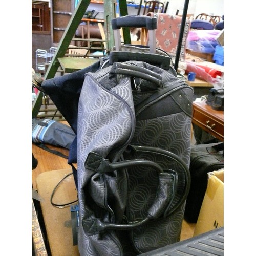 443 - SELECTION OF TRAVEL BAGS