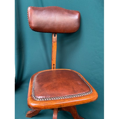 410 - An early 20th Century Oak Office swivel chair with leatherette seat and back, in very good condition