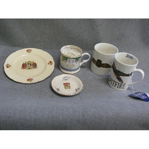 81 - A SELECTION OF COLLECTABLE CHINA MUGS AND PLATES, BUCKINGHAM PALACE, SPITFIRE AND RAF