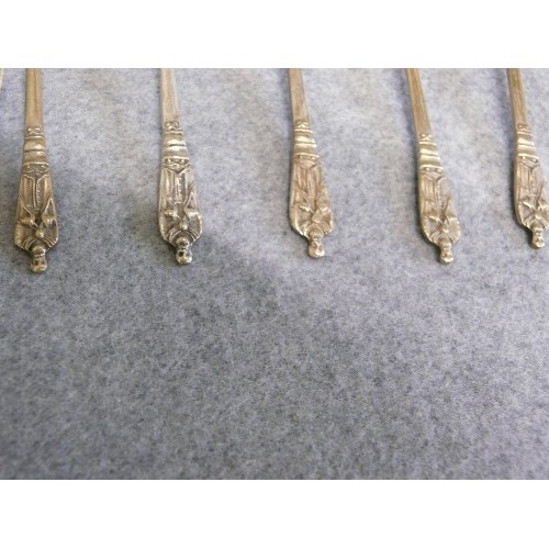 82 - A SET OF 12 SILVERPLATED APOSTLE SPOONS PLUS A FUTHER 4