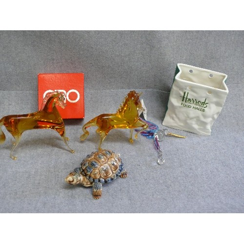 95 - A HARRODS FOOD HALLS CERAMIC BAG BY CARLTONWARE, A BEAUTIFUL FANTASY GLASS HUMMINGBIRD WITH ORIGINAL... 