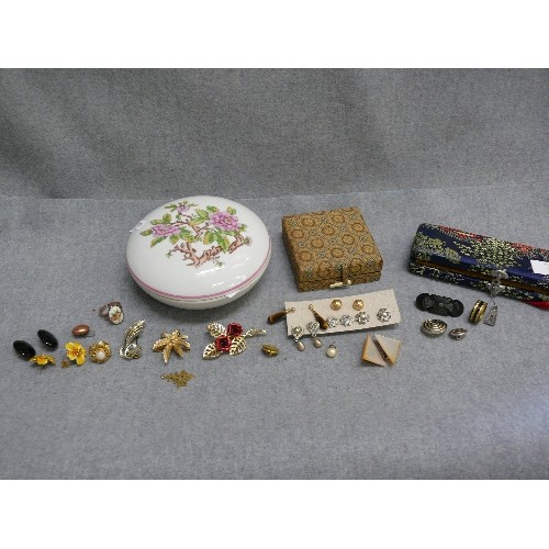 111 - AN ORIENTAL DECORATIVE BOXED DAGGER PLUS A BOXED CHINESE MEDALLION AND A CERAMIC ELIZABETH ARDEN CHI... 