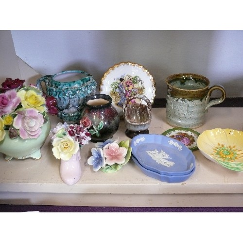 80 - A SELECTION OF DECORATIVE CHINA PIECES TO INCLUDE WEDGWOOD AND CARLTONWARE