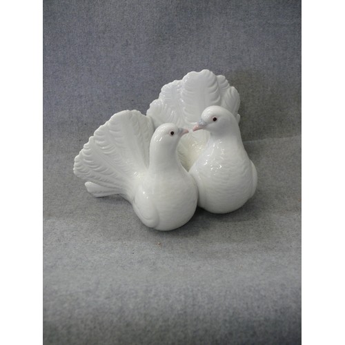 105 - LLADRO PAIR OF DOVES FIGURE WITH ORIGINAL BOX